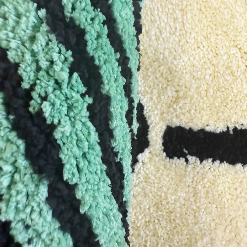 Tapis de bain à motif zèbre vert menthe et crème avec velours texturé.