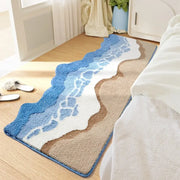 Tapis de bain à thème plage avec des empreintes bleues et beiges sur un fond blanc, fabriqué en matériau microfibre.