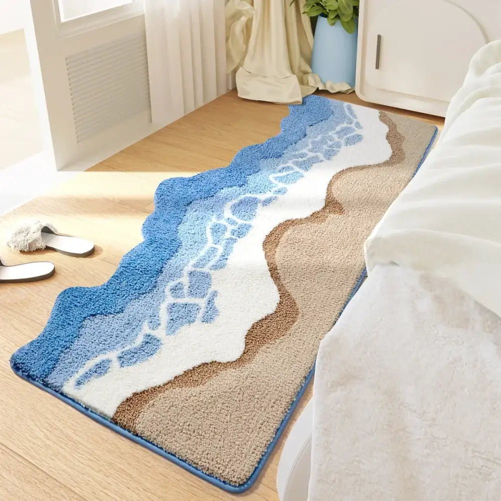 Tapis de bain à thème plage avec des empreintes bleues et beiges sur un fond blanc, fabriqué en matériau microfibre.