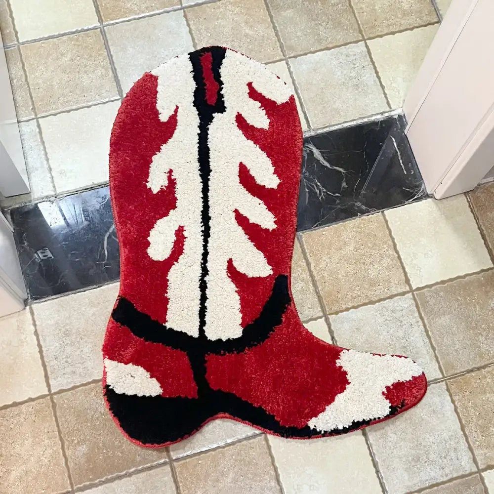 Tapis en forme de botte de cow-boy rouge et blanche avec des accents noirs.