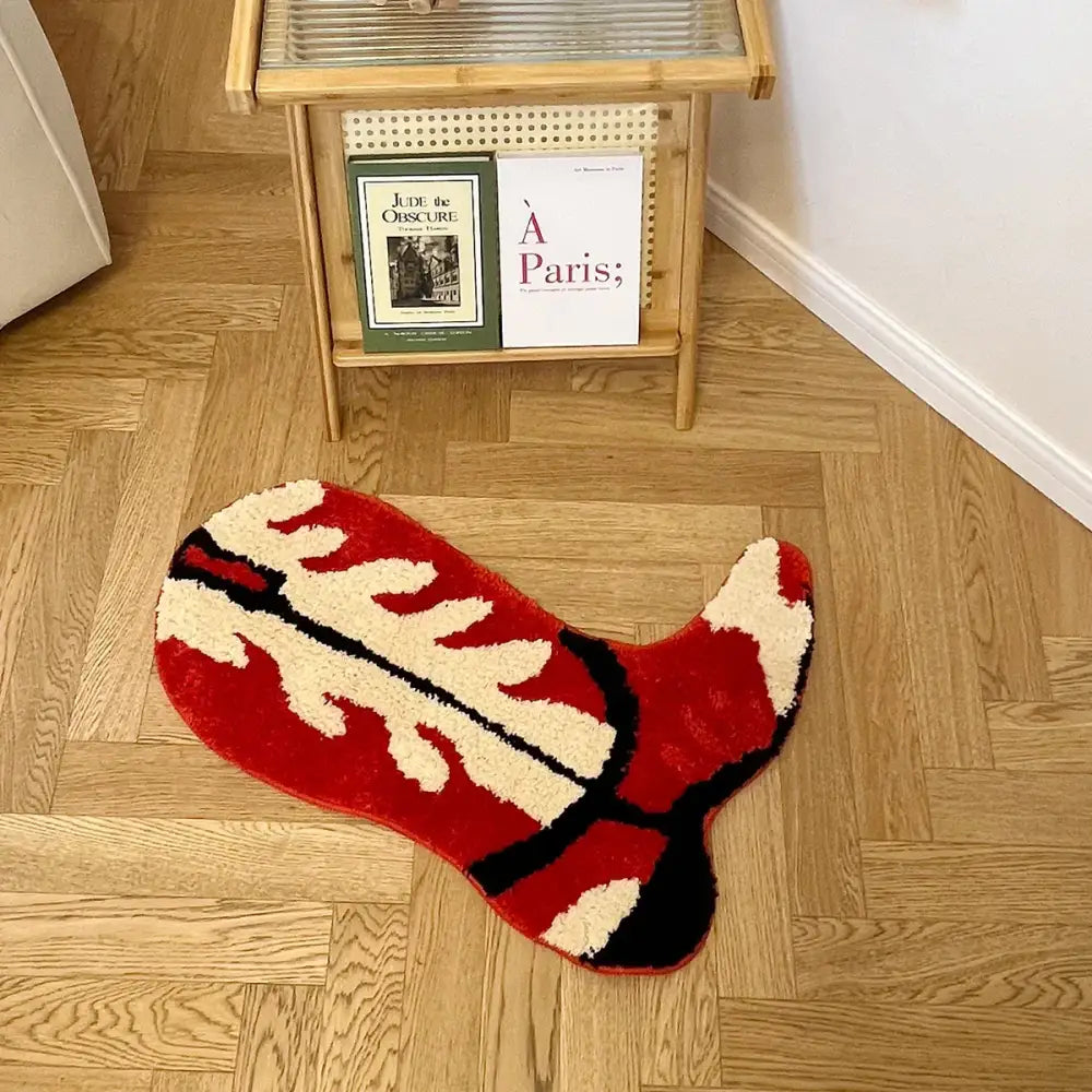 Un tapis moelleux en forme de botte de cow-boy rouge avec des accents crème et noirs.