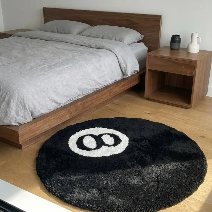Tapis rond à thème boule 8 avec design noir et blanc, matériau moelleux.