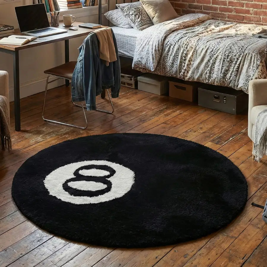 Tapis rond à thème boule 8 avec design noir et blanc, matériau moelleux.