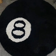 Tapis rond à thème boule 8 avec design noir et blanc, matériau moelleux.