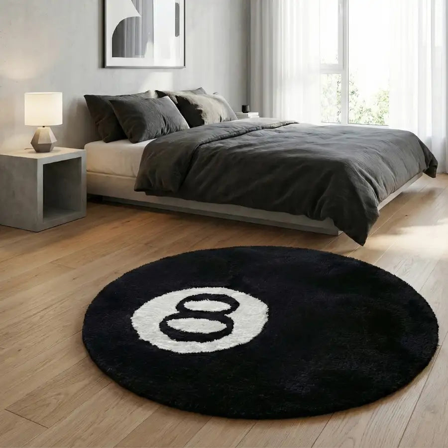 Tapis rond à thème boule 8 avec fond noir et design du chiffre huit blanc.