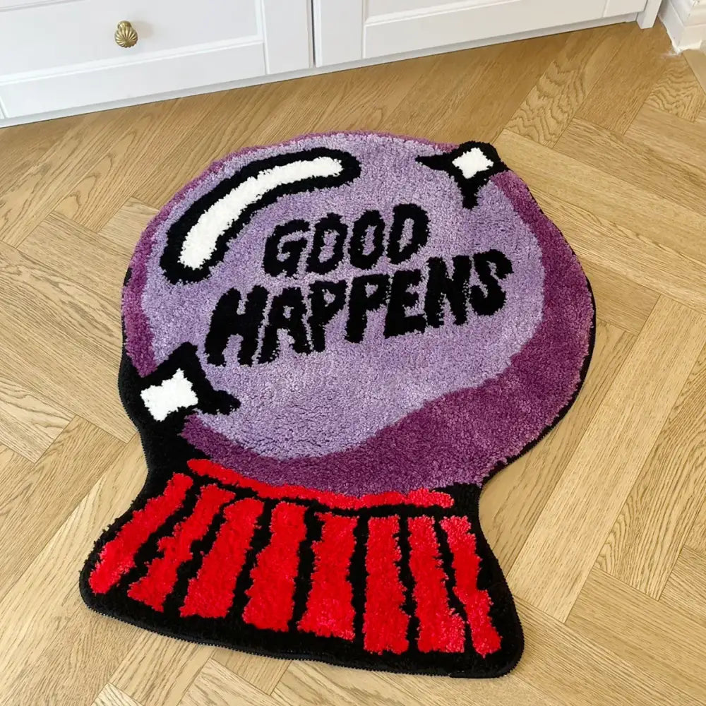 Tapis violet et rouge avec un design de diseuse de bonne aventure, texte ’de bonnes choses arrivent’.