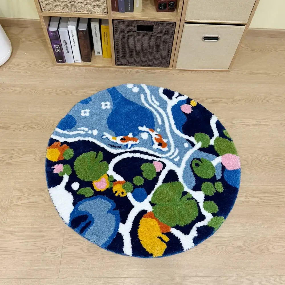 Tapis carpe koi rond et pelucheux avec un motif vivant de carpes koi nageant parmi des nénuphars colorés