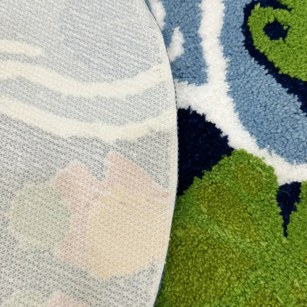 Vue du verso du tapis carpe koi montrant un support translucide en mesh avec un motif géométrique subtil