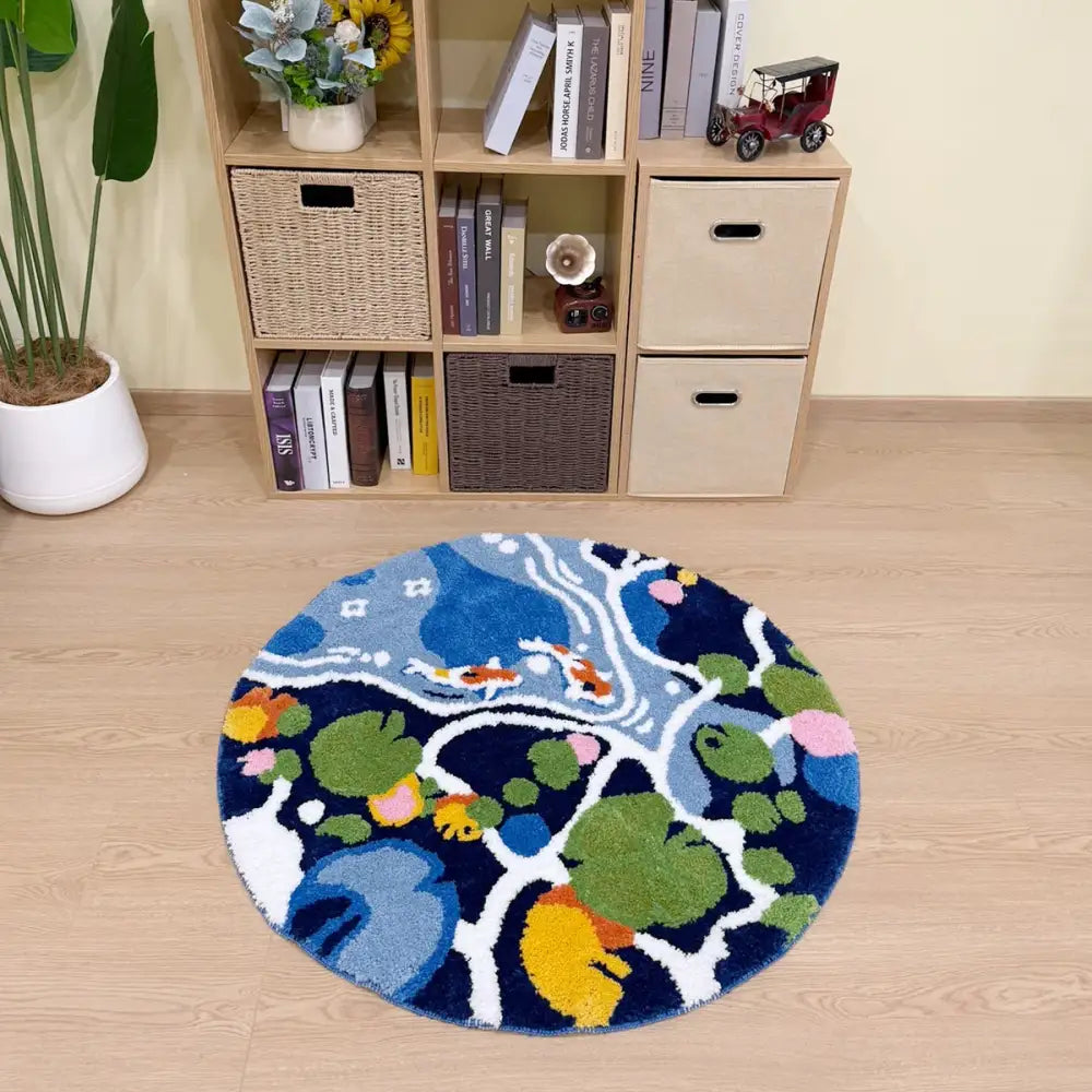 Tapis carpe koi rond bleu avec dessin aquatique vibrant de carpes koi, nénuphars et plantes en vert, jaune, rose et blanc