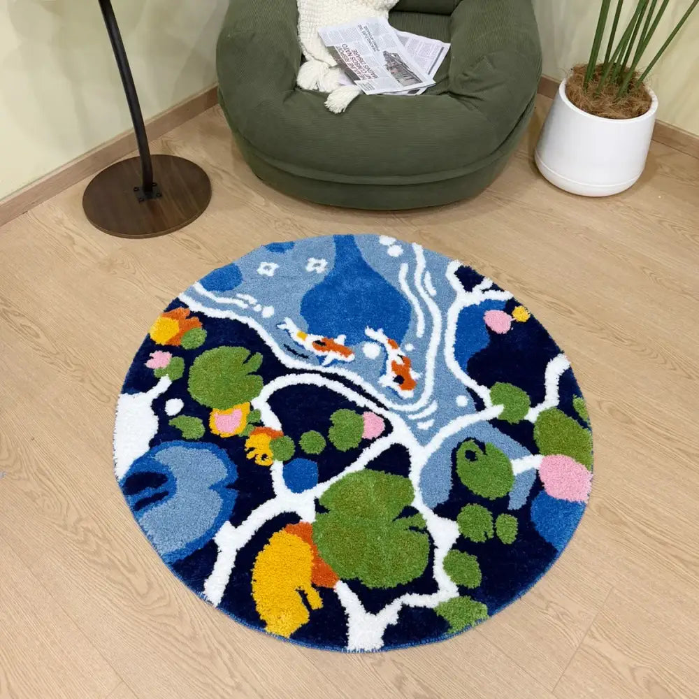 Tapis carpe koi circulaire en tissu doux avec scène aquatique colorée de carpe koi et nénuphars en bleu et vert