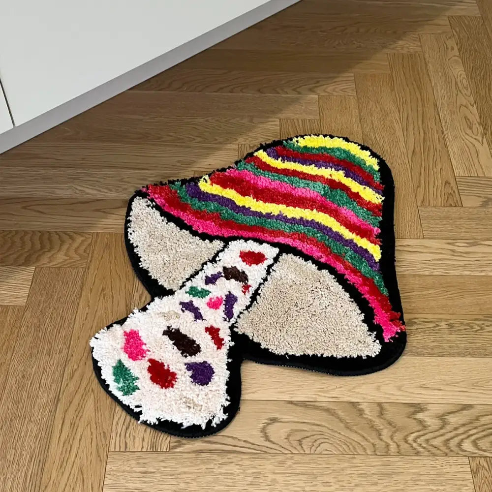 Tapis de bain champignon arc-en-ciel avec texture moelleuse et couleurs vives.