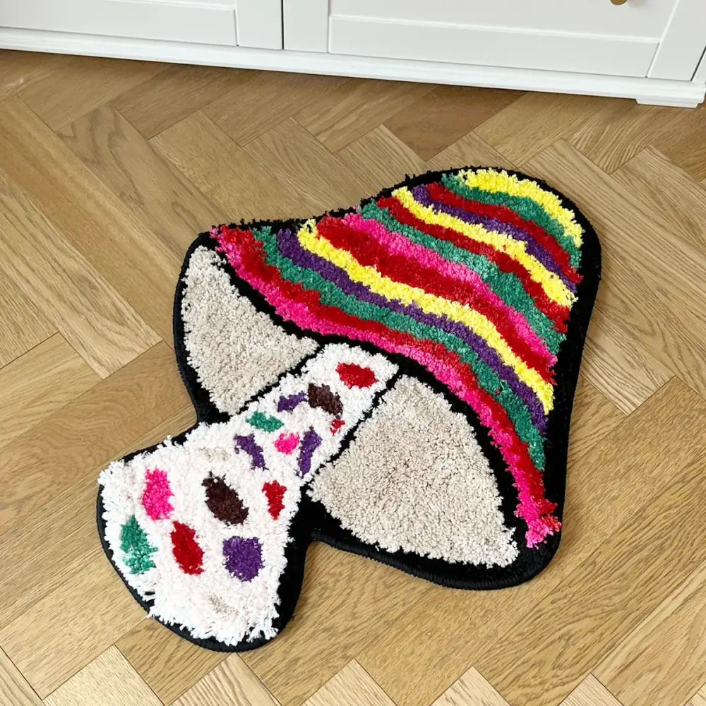 Tapis de bain rayé blanc et multicolore avec velours texturé.