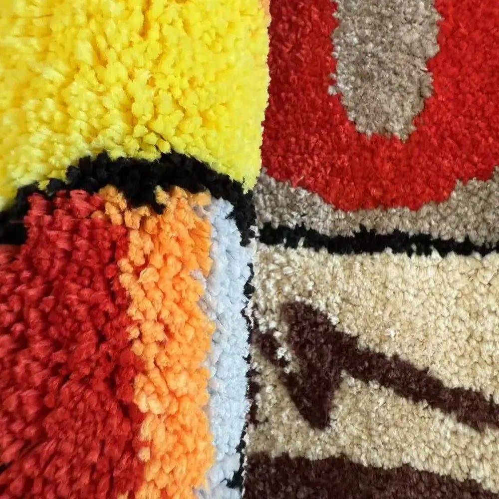 Tapis vibrant et moelleux avec un motif géométrique audacieux en jaune, rouge, orange, beige et marron.