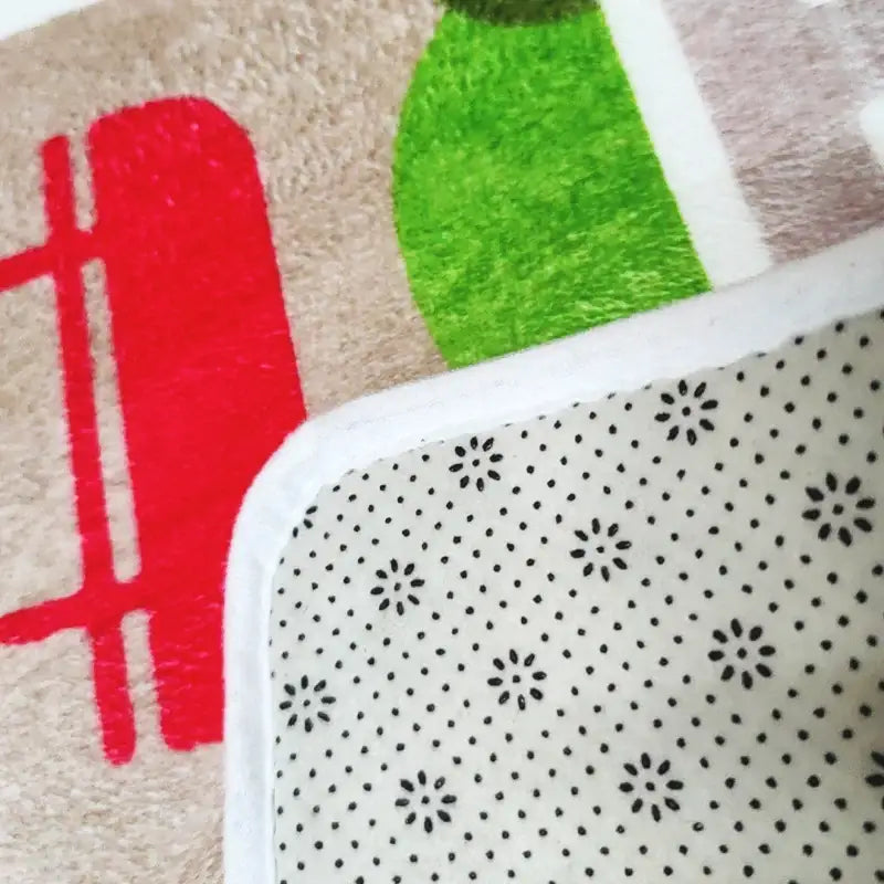 Tapis de bain thématique voiture rouge et verte avec motif floral noir sur fond blanc.