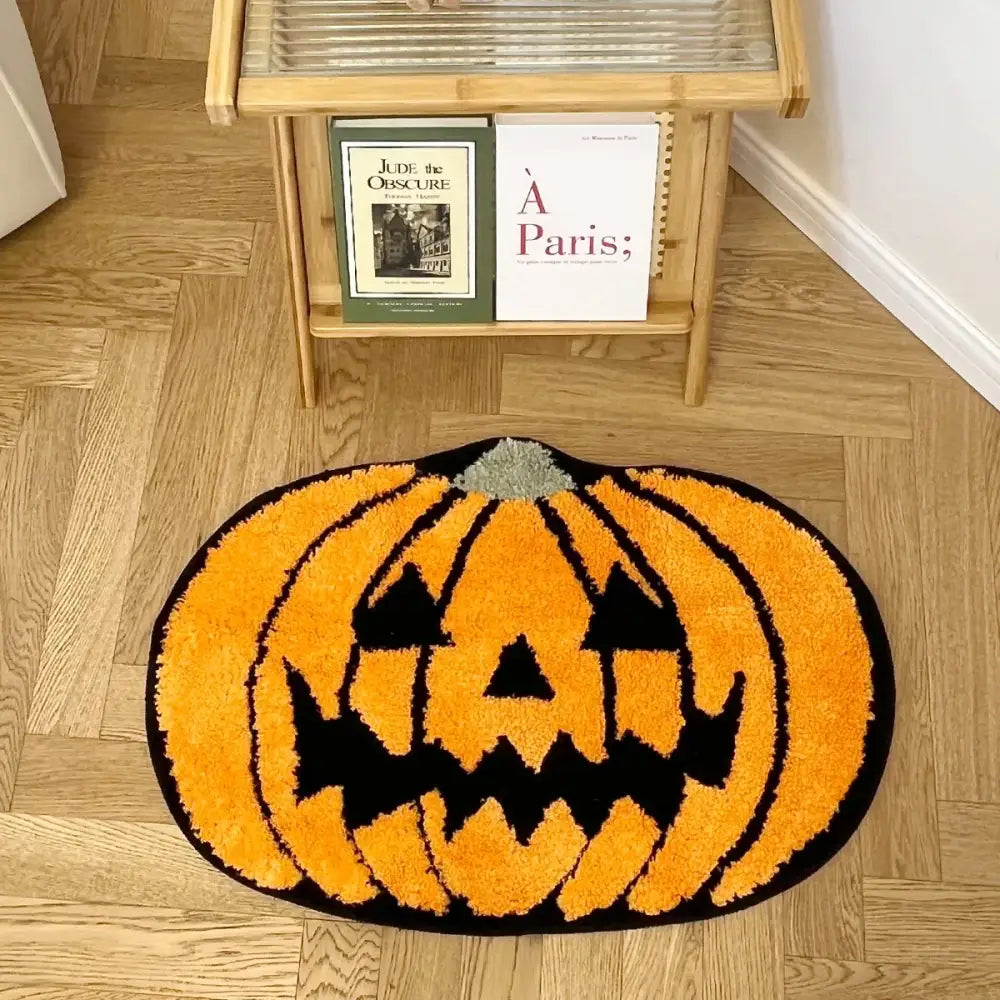 Tapis de bain citrouille d’Halloween orange avec design noir et blanc, fabriqué en matériau moelleux.