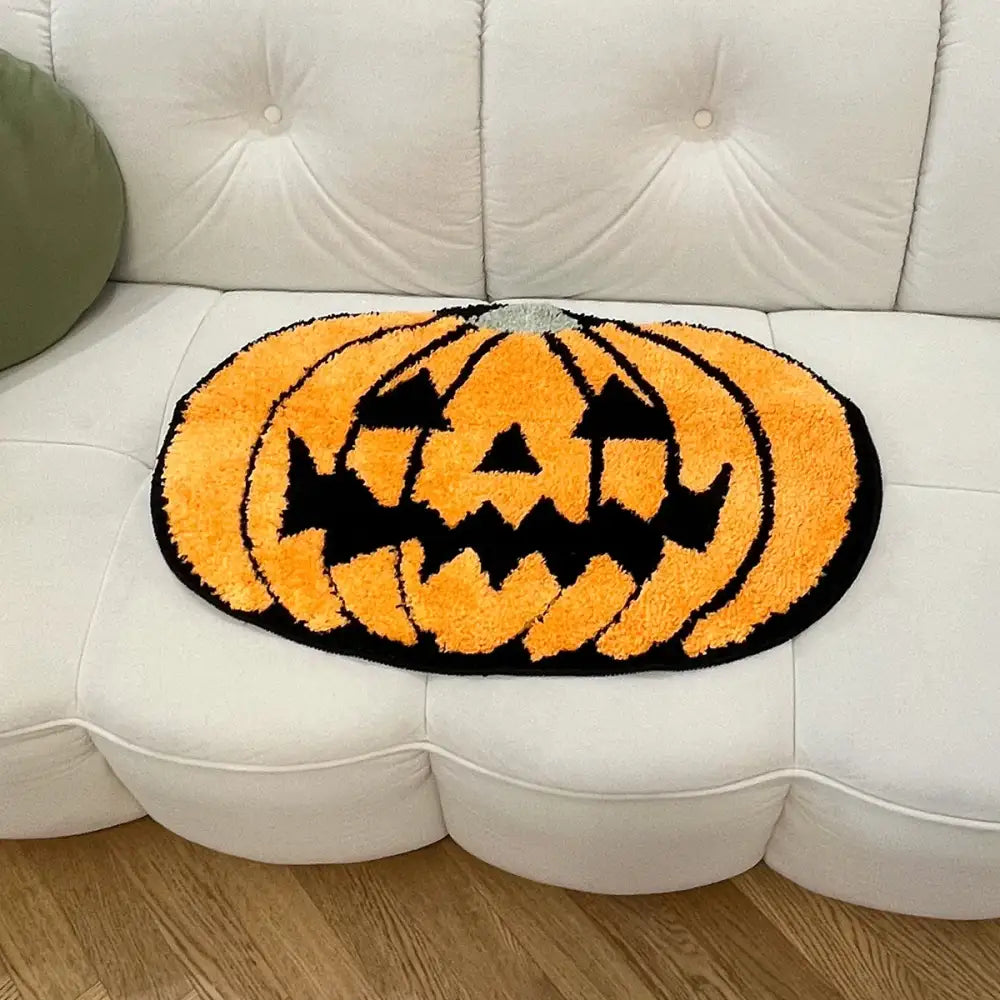 Tapis de bain citrouille d’Halloween orange avec yeux et bouche noirs, matériau moelleux.