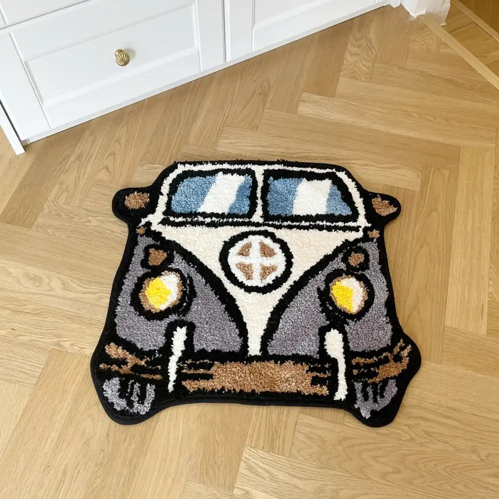 Tapis en forme de bus Volkswagen avec un design blanc et gris, arborant des phares jaunes.