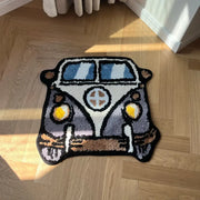 Tapis de bain en forme d’autobus Volkswagen, gris et blanc avec des phares jaunes.
