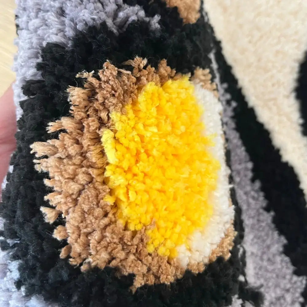 Peluche de pingouin avec fourrure texturée et ventre jaune.