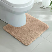 Tapis contour wc beige en tissu pelucheux doux avec texture shaggy et coins arrondis pour salle de bain