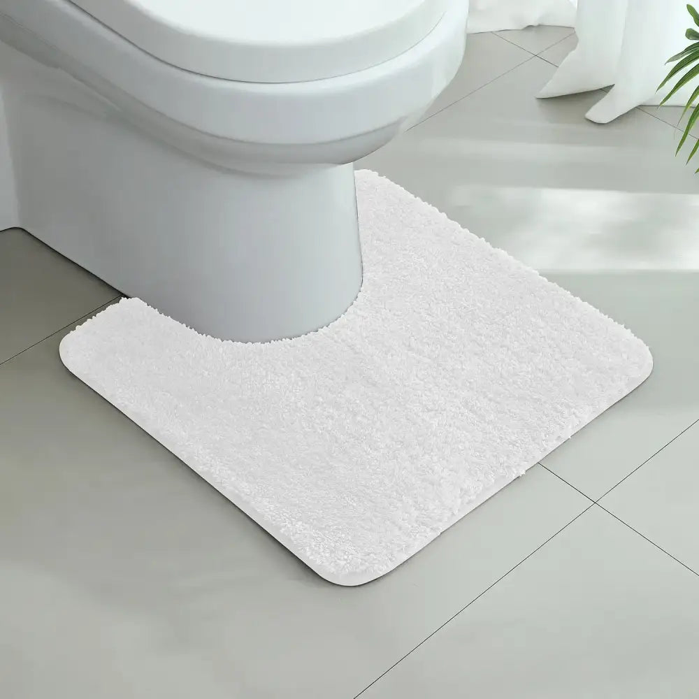 Tapis contour wc blanc en tissu pelucheux blanc doux avec une texture moelleuse et coins arrondis pour bain blanc