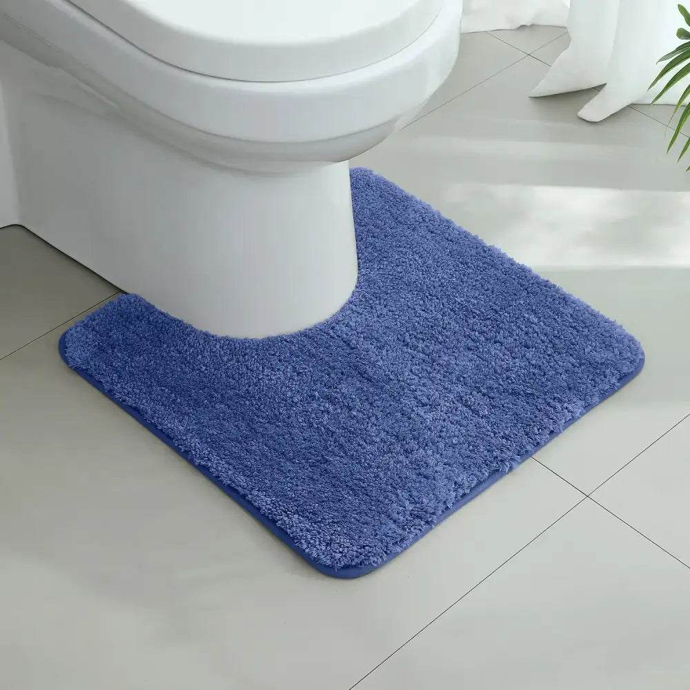 Tapis contour wc bleu pervenche en tissu pelucheux doux avec texture shaggy et coins arrondis pour salle de bain
