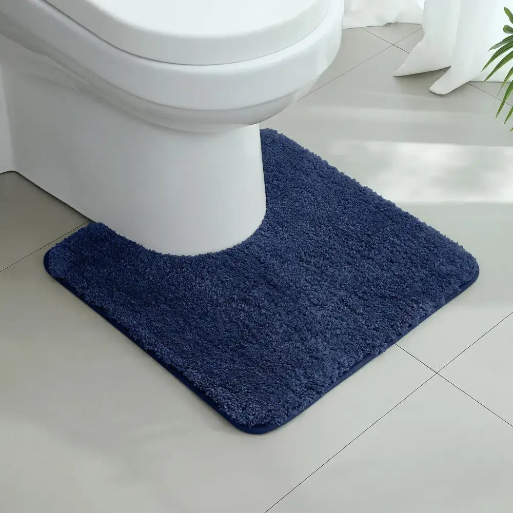Tapis contour wc bleu marine en tissu shaggy doux avec découpe contournée pour base de toilettes