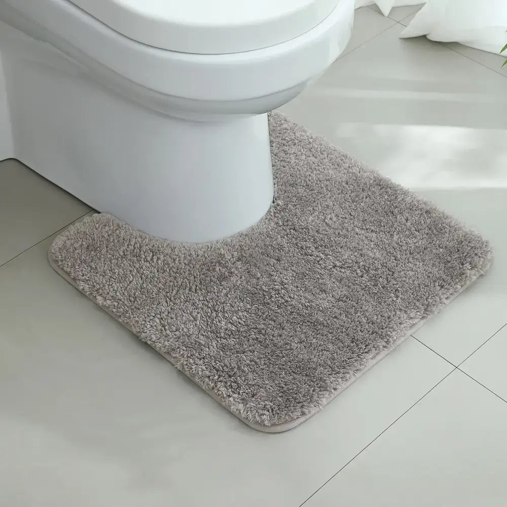 Tapis contour wc gris en peluche grise avec texture douce et poils longs aux coins arrondis