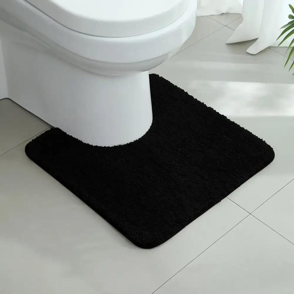 Tapis contour wc noir en peluche noire avec texture douce et bords arrondis pour bain noir confortable