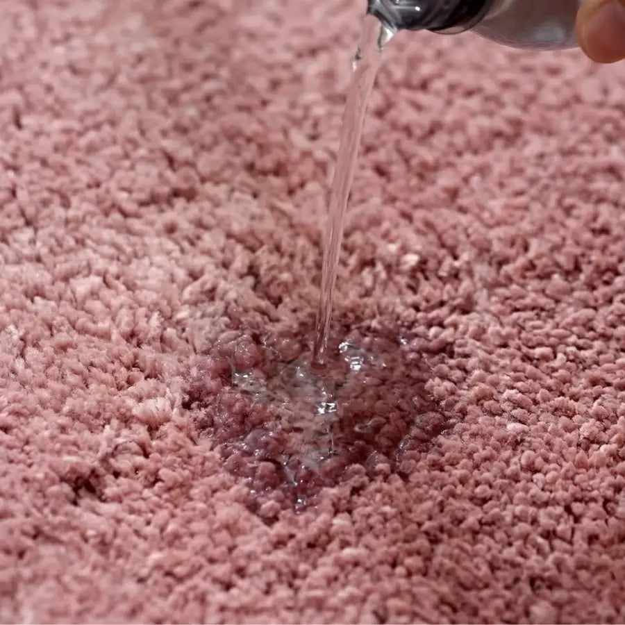 Tapis contour wc rose poudré en peluche douce et texturée pour une salle de bain confortable et élégante