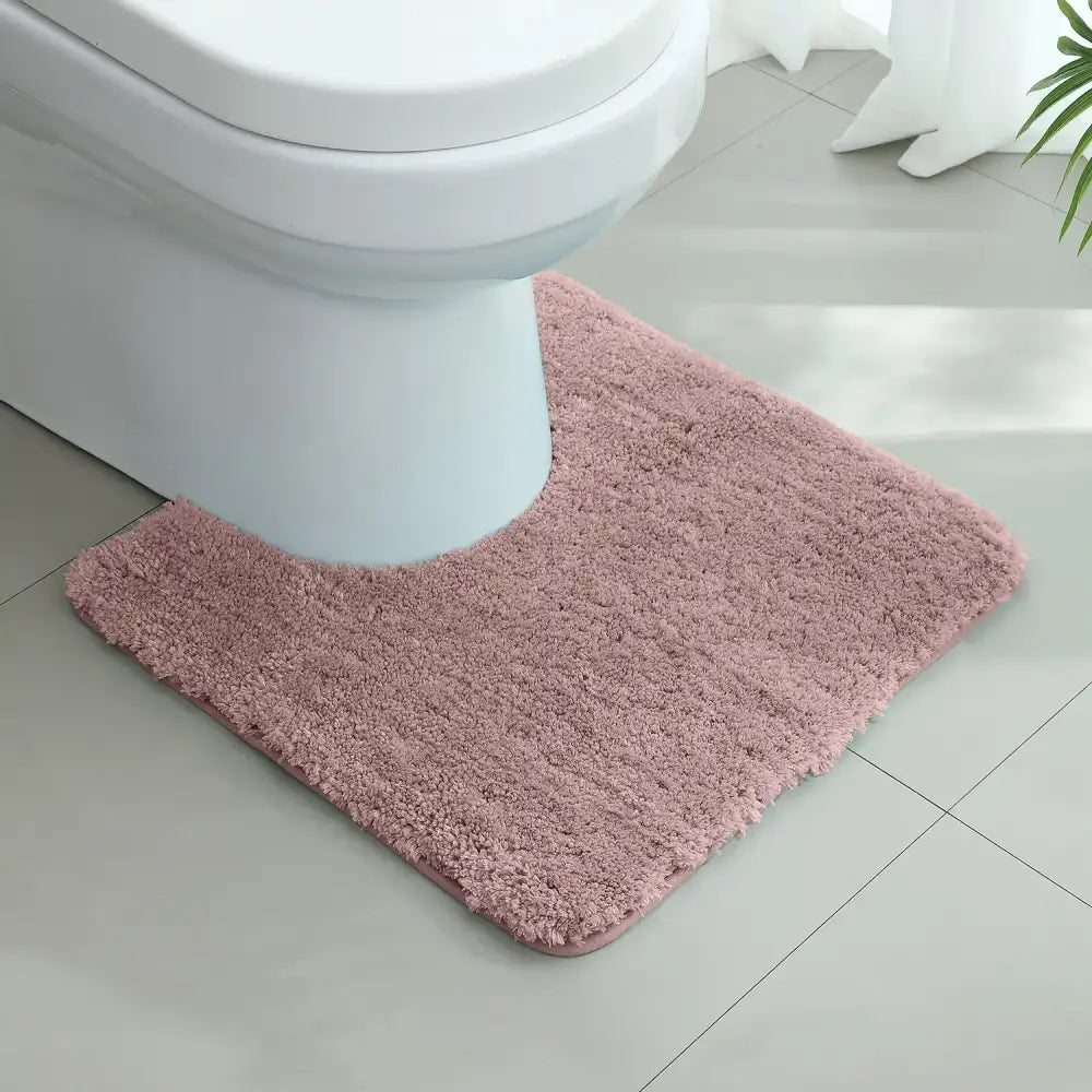 Tapis contour wc rose poudré en tissu doux avec découpe arrondie pour base de toilette