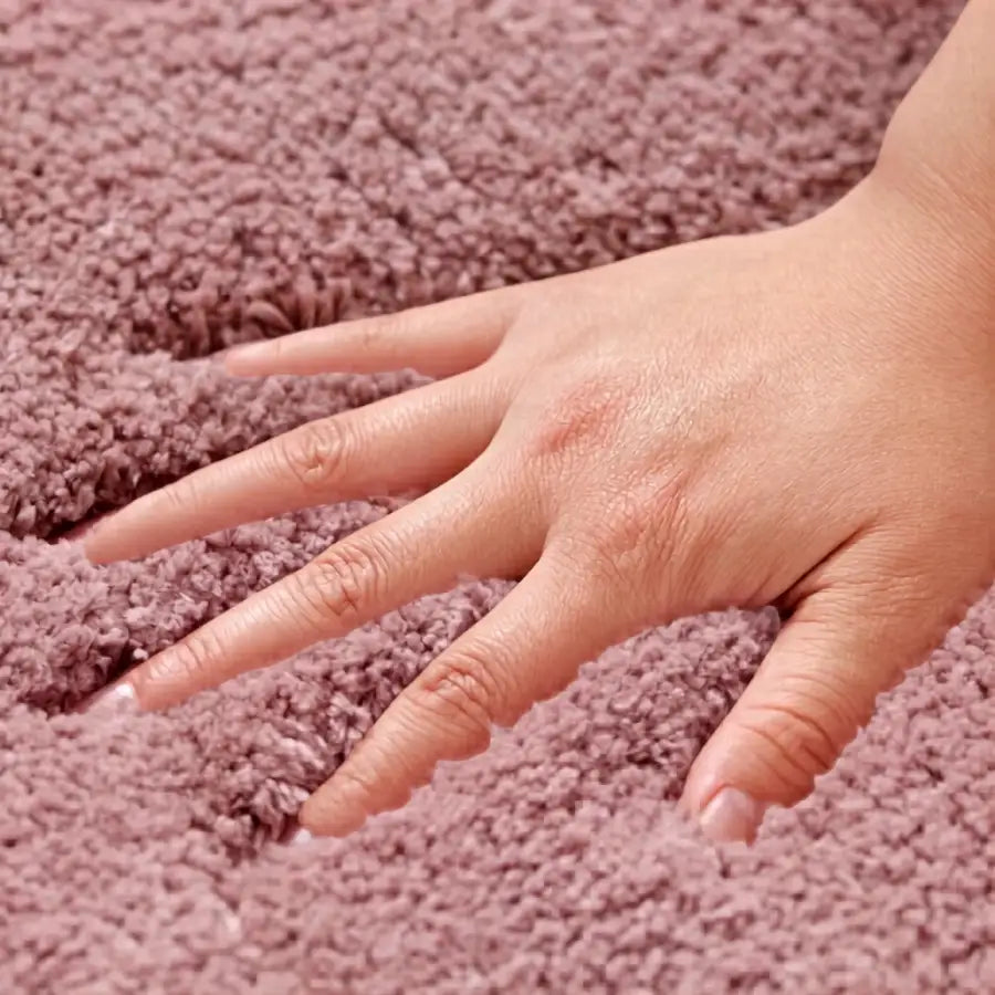 Tapis contour wc rose poudré en tissu pelucheux rose avec surface shaggy dense et texture douce