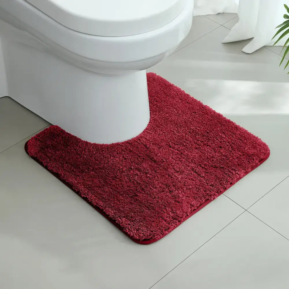 Tapis contour wc rouge en peluche bordeaux profond avec texture douce et bords arrondis pour salle de bain