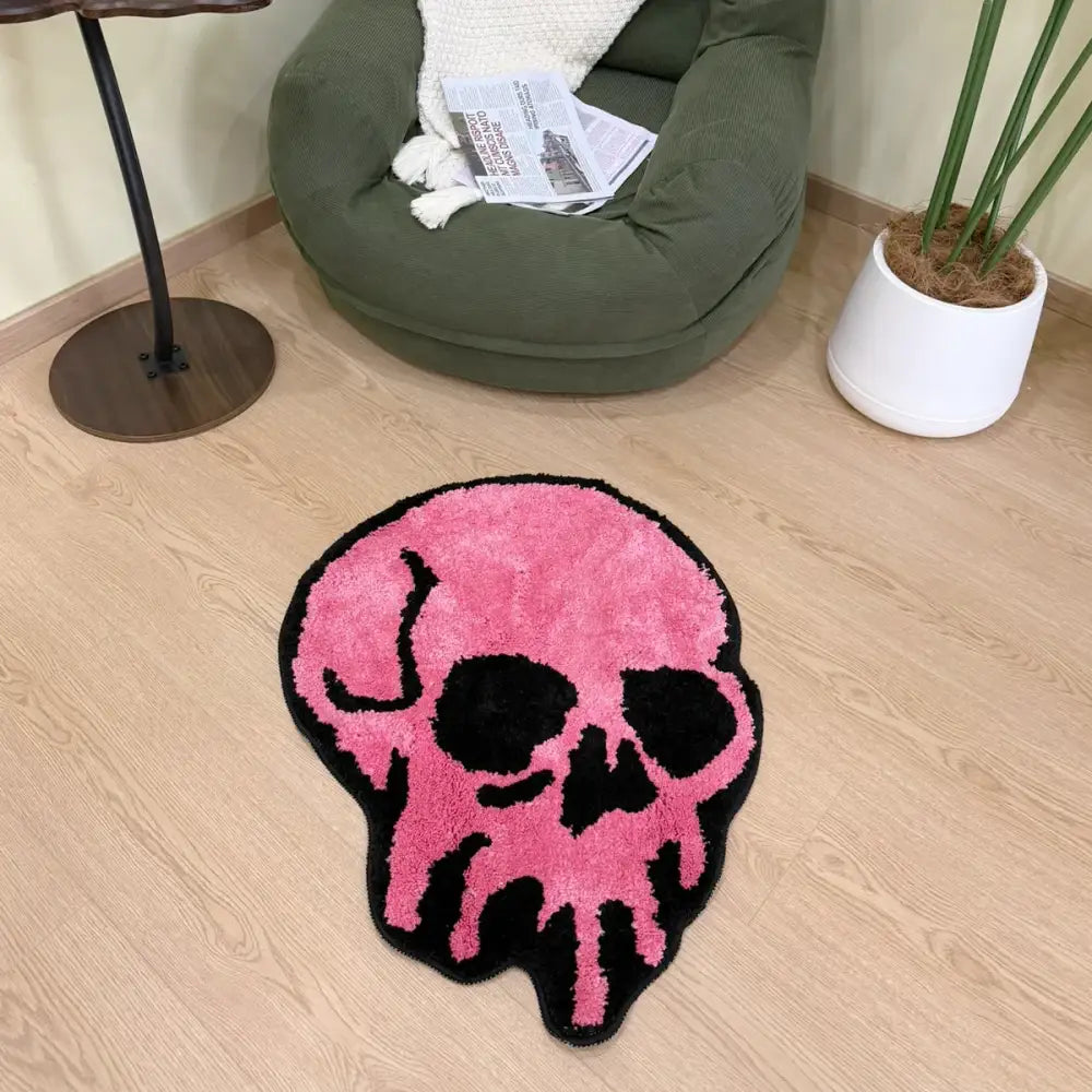 Tapis crâne rose avec détails noirs, matière moelleuse.