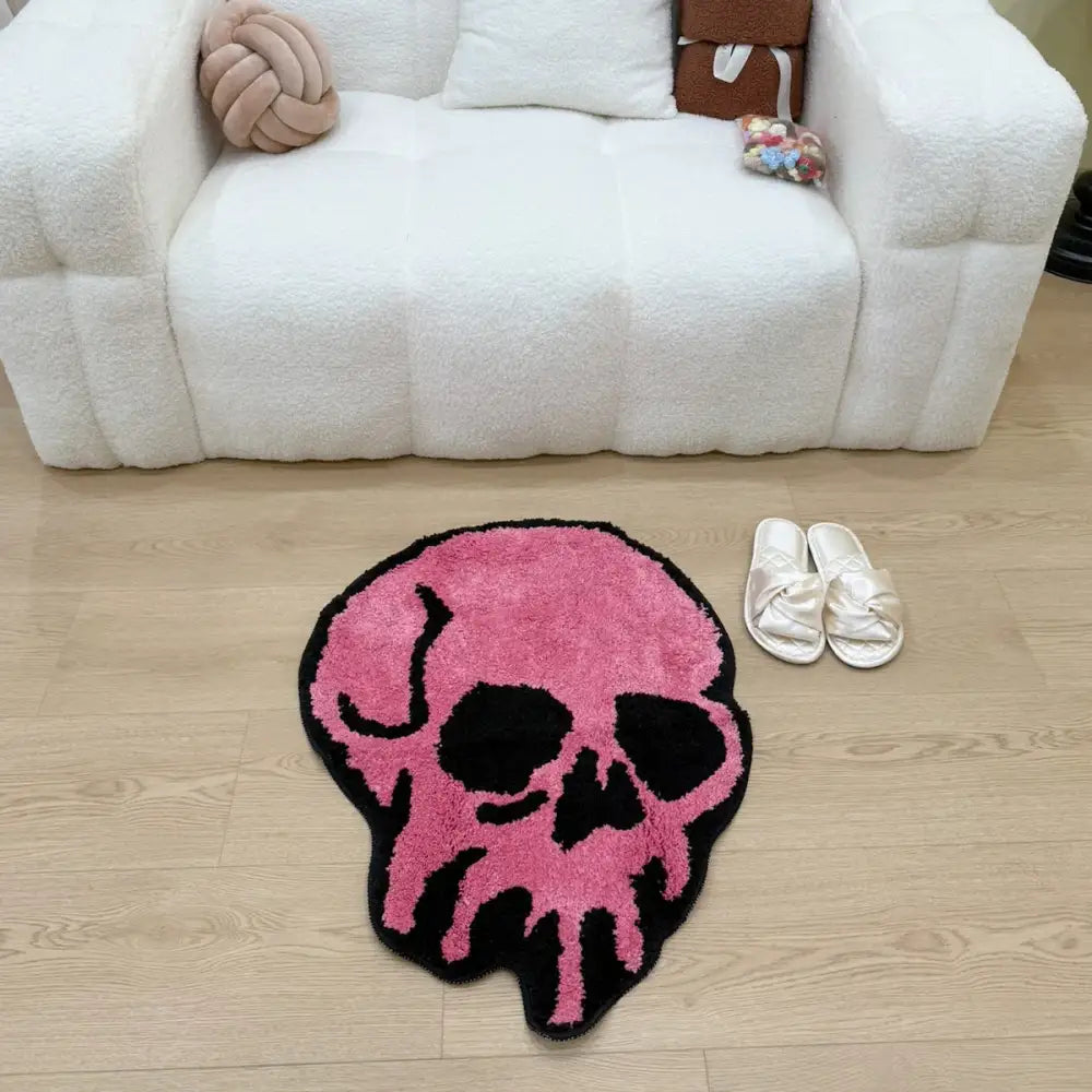 Tapis à crâne rose avec détails noirs, matériau moelleux.