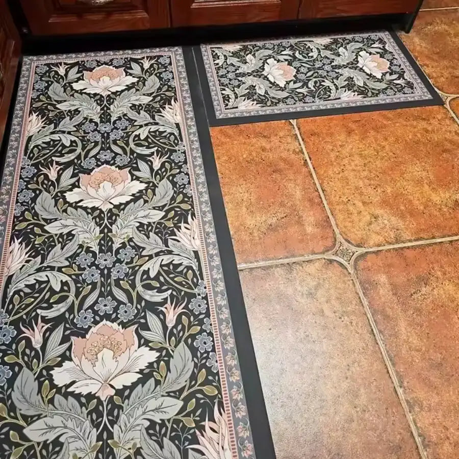 Tapis floral avec fond noir et fleurs roses, fabriqué en matériau polyester durable.