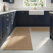 Tapis de couloir en fibres naturelles à texture tissée, orné de tons terreux et de bords dorés.