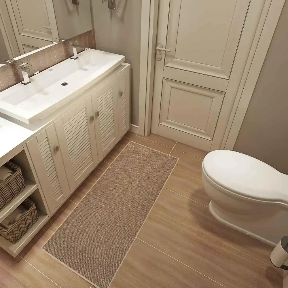 Tapis de bain texturé beige avec un design moderne et dos antidérapant.