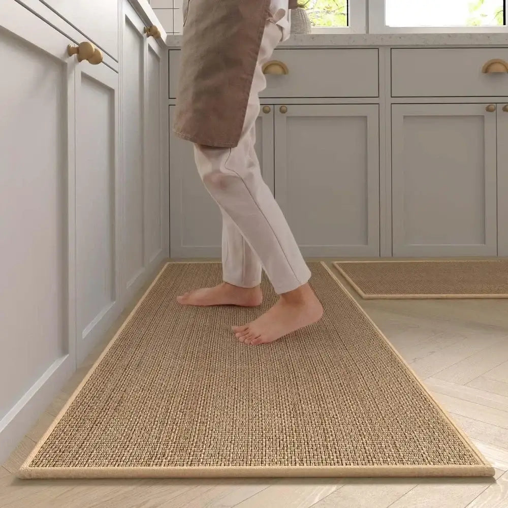 Tapis de cuisine en fibres naturelles à texture tissée et couleur beige neutre, adapté à la décoration intérieure moderne.