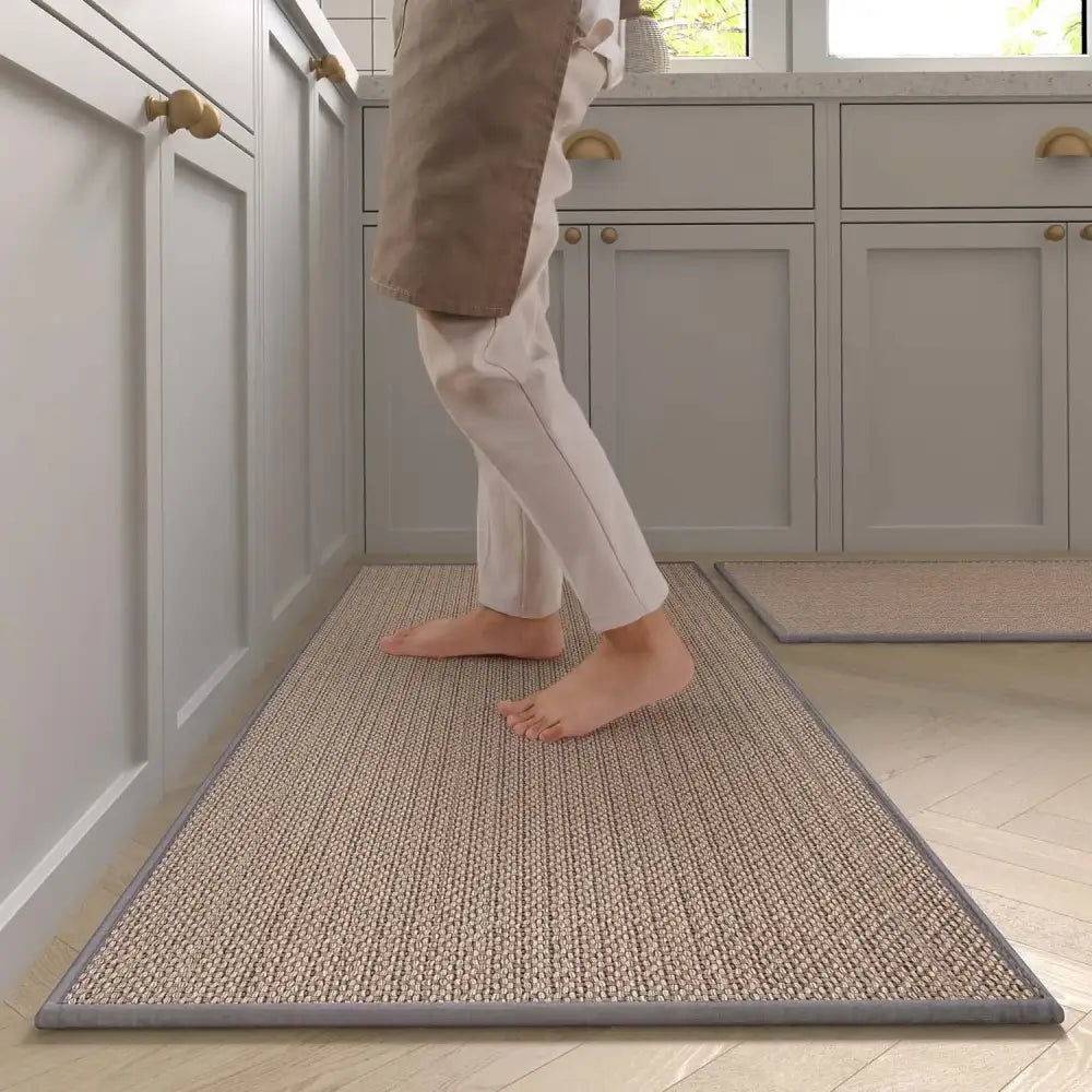Tapis de cuisine tissé beige avec bordure grise, dos en caoutchouc durable et surface antidérapante.