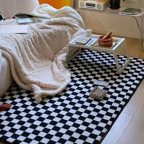 Tapis à carreaux noir et blanc avec un design moderne, adapté aux intérieurs contemporains.