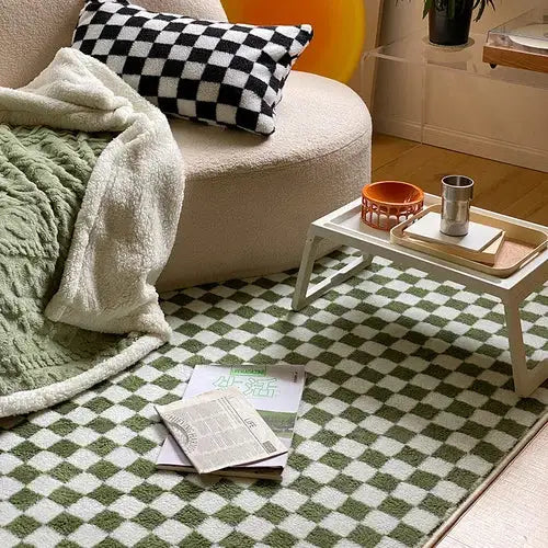 Tapis à carreaux vert et blanc avec un design moderne, adapté aux espaces de vie contemporains.