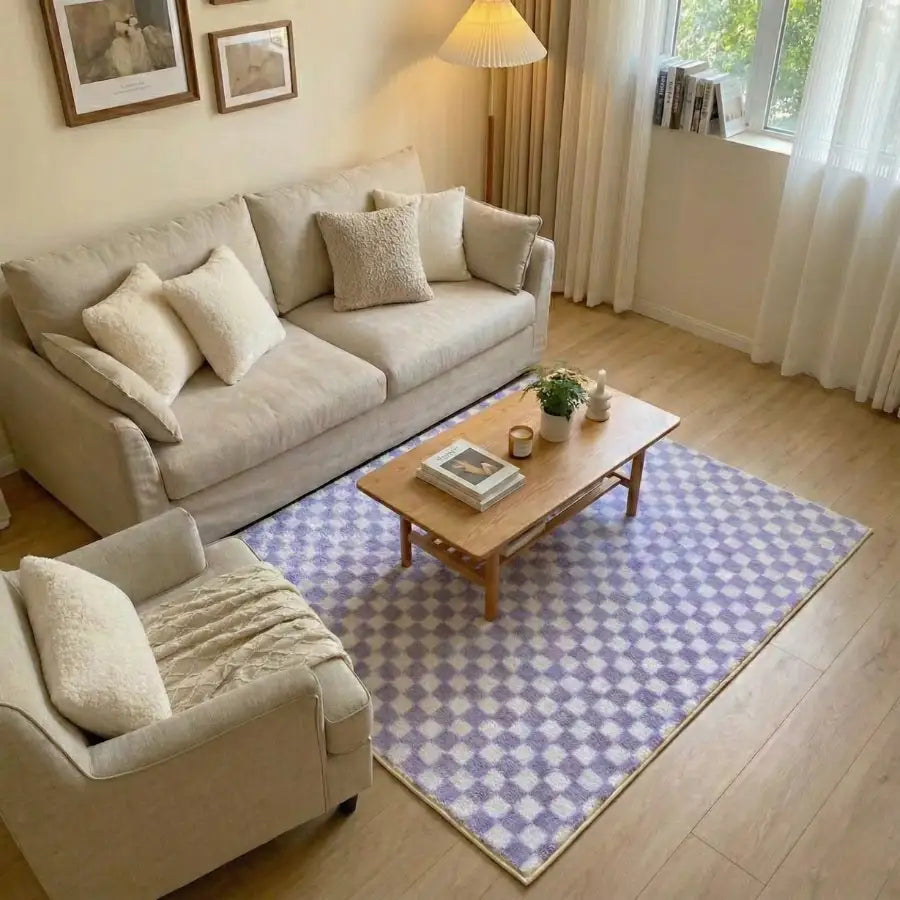 Tapis géométrique lavande et blanc avec motif losange, texture moelleuse.