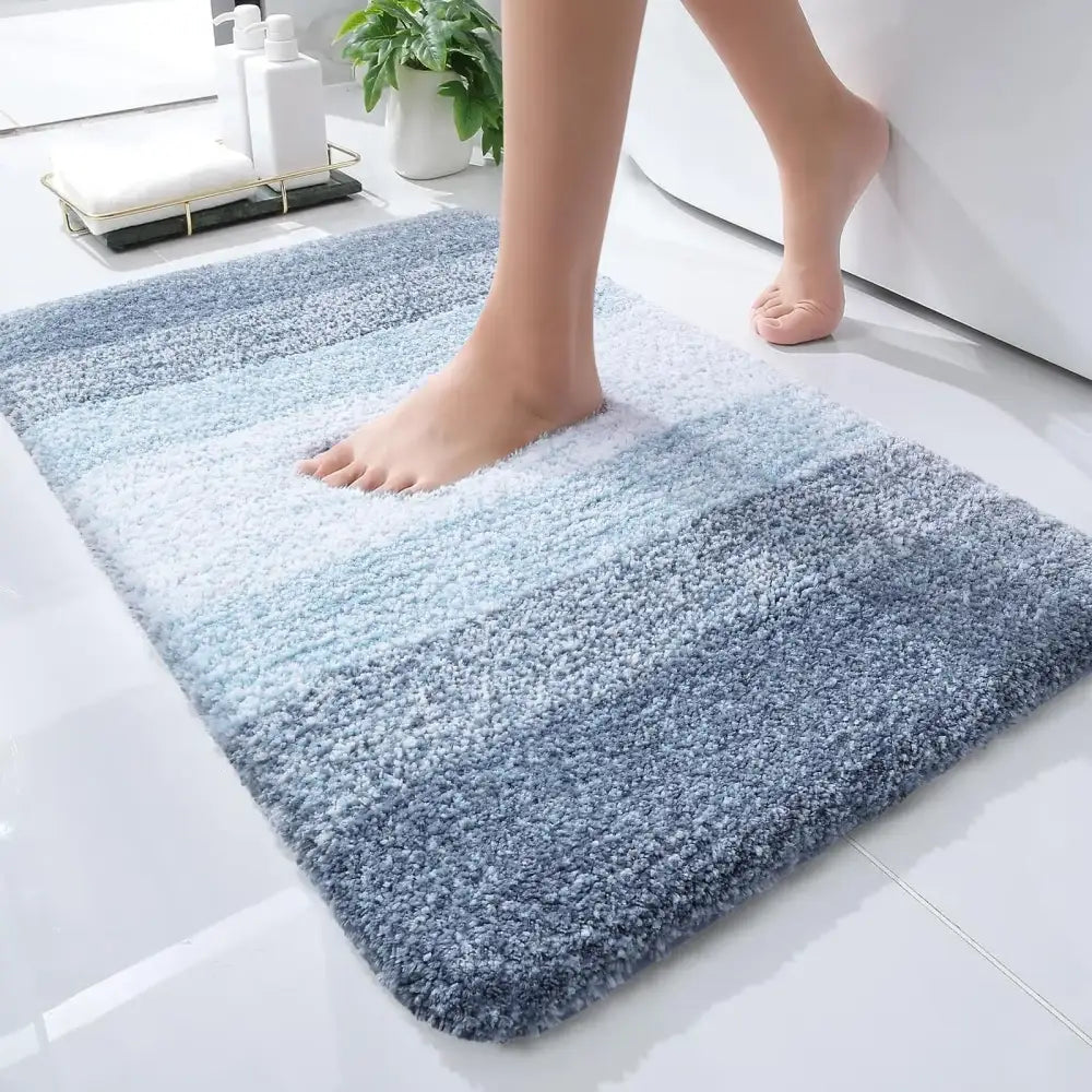 Tapis de bain bleu dégradé doux et moelleux avec une surface texturée et bouclée.