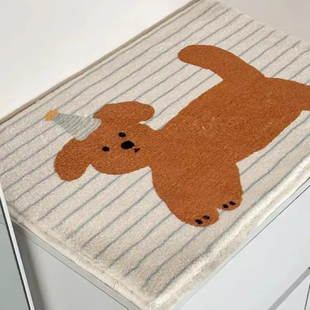 Un tapis de bain moelleux de couleur crème avec des rayures verticales grises et un design de chiot brun doux portant un chapeau de fête rayé.