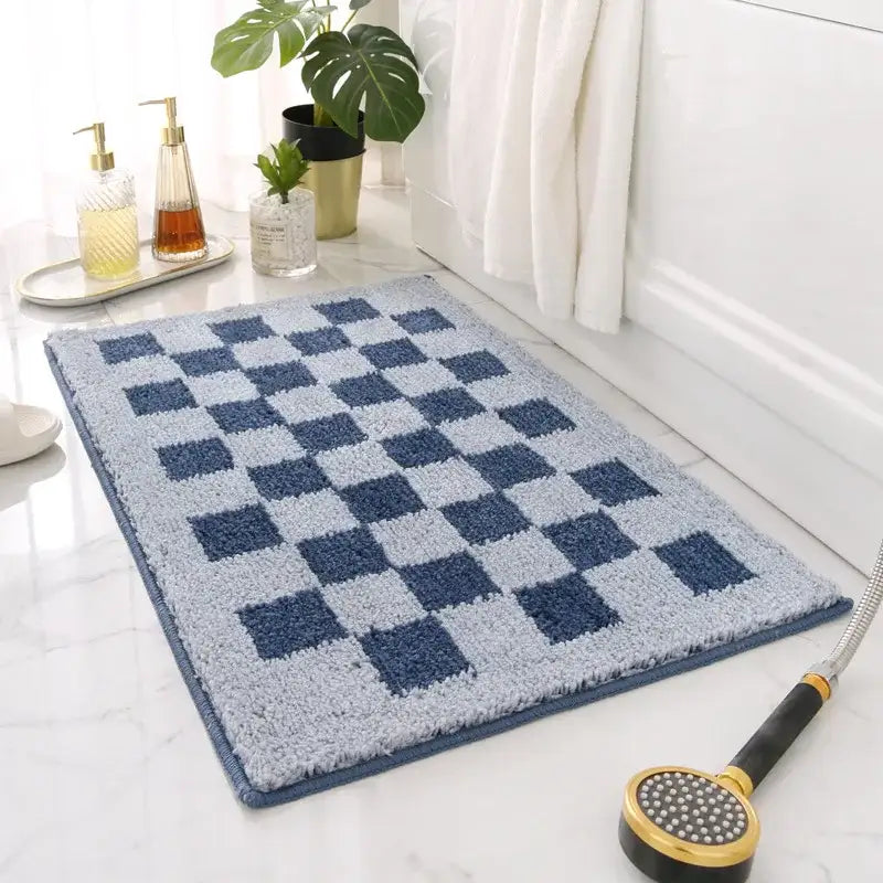 Tapis de bain à carreaux bleus et blancs avec une texture moelleuse, probablement fabriqué en microfibre ou un matériau similaire.