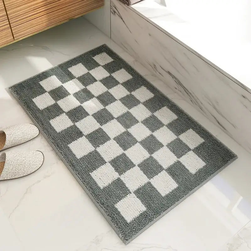 Tapis de bain à damier avec des carrés gris et blancs, matériau moelleux.