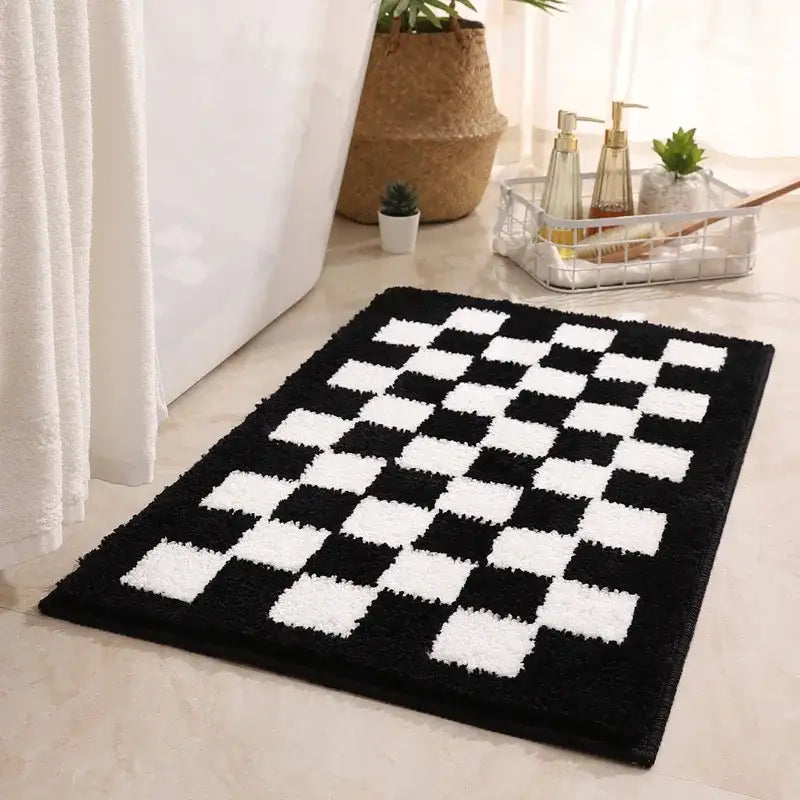 Tapis de bain à carreaux noirs et blancs avec une moquette texturée, probablement fabriqué en microfibre ou un matériau doux similaire.