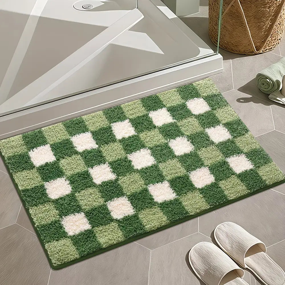 Tapis de bain à carreaux verts et blancs avec une texture moelleuse et pelucheuse.