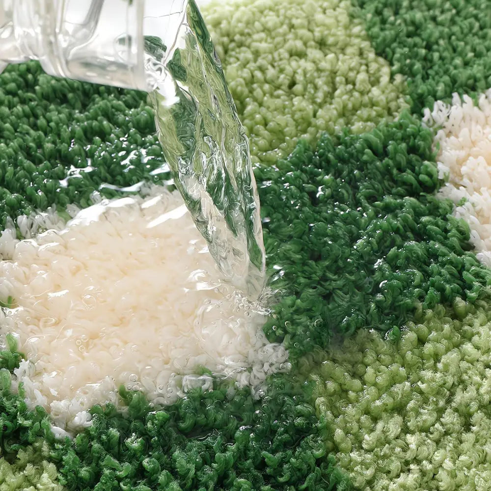 Un tapis moelleux, multicolore, avec une texture en boucles dans des tons de vert et de blanc.